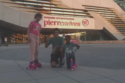 Cours collectifs de roller dance pendant les JO 2024 devant la médiathèque Pierresvives.